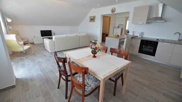 Apartment (A3) | Private kitchen | Fridge, microwave, oven, stovetop