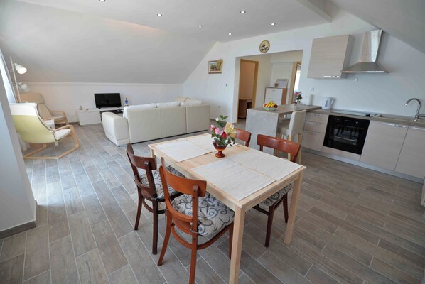 Appartement (A3) | Cuisine privée | Réfrigérateur, micro-ondes, four, plaque de cuisson