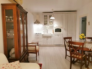 apartman (A1) | Privát konyha | Hűtőszekrény, mikrohullámú sütő, sütő és főzőlap