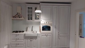 apartman (A1) | Privát konyha | Hűtőszekrény, mikrohullámú sütő, sütő és főzőlap