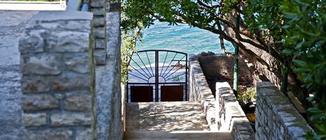 สนามรอบบริเวณ