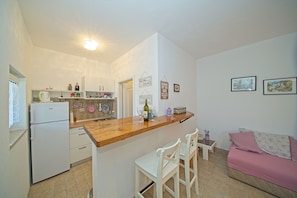 Estudio (A1) | Cocina privada | Frigorífico, placa de cocina, hervidor eléctrico y utensilios de cocina