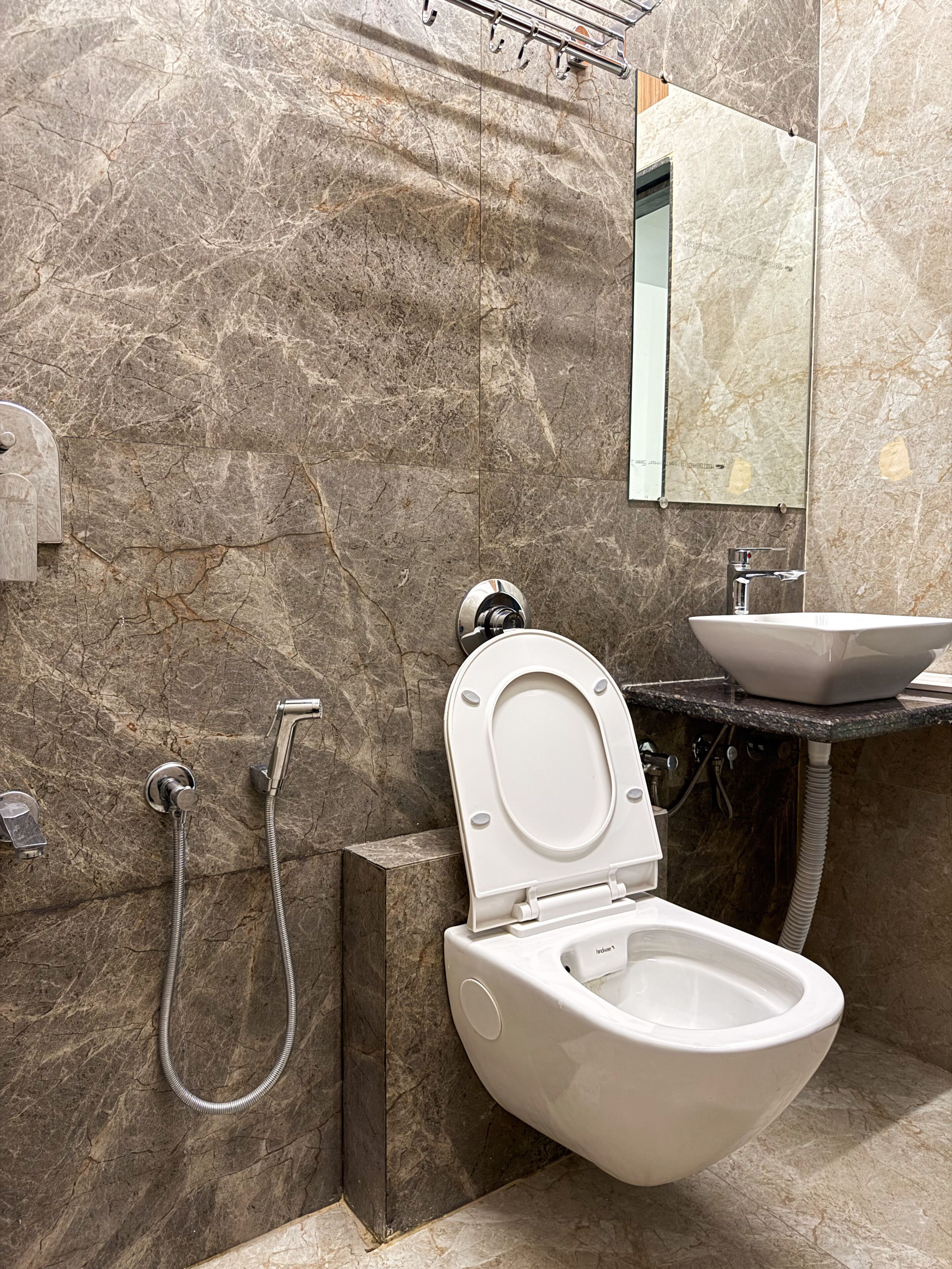 Secadora de cabello, toallas, jabón, shampoo 