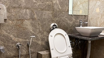 Secadora de cabello, toallas, jabón, shampoo