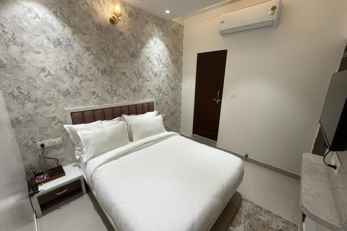 Standard Room, Courtyard View | Iron/ironing board, WiFi (free)