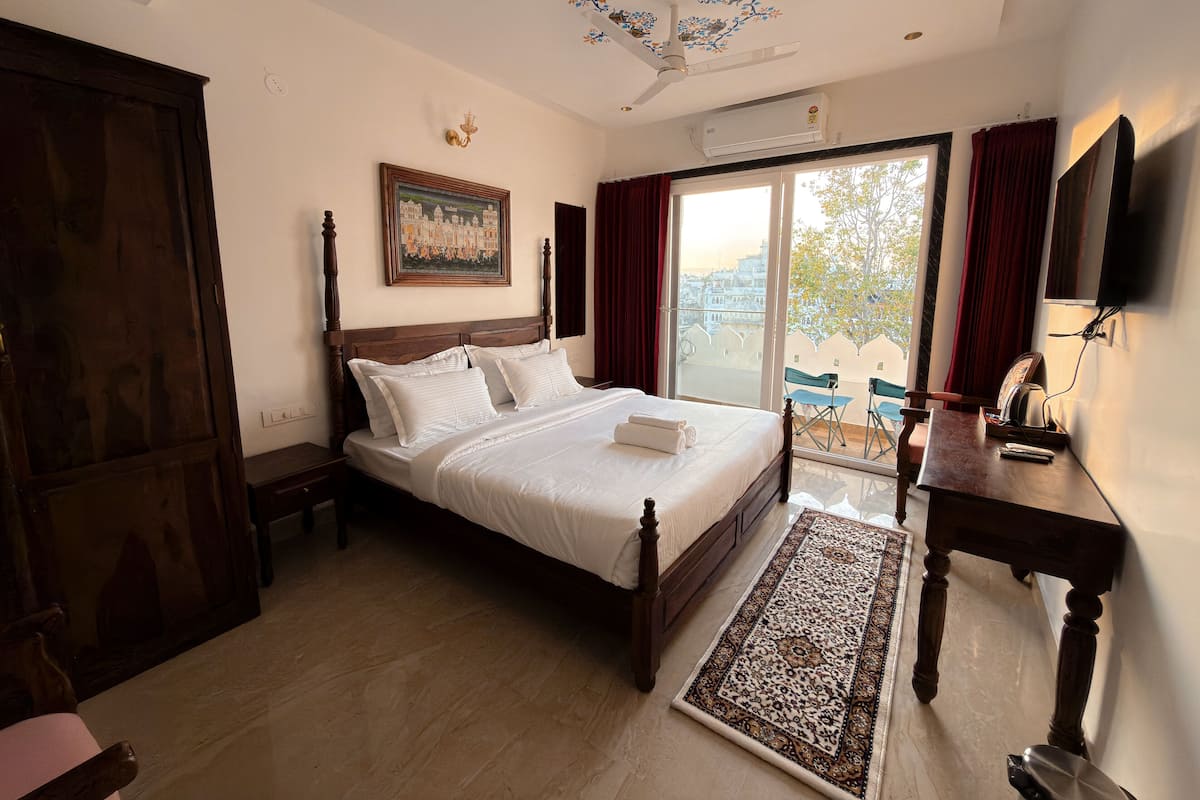 Habitación Confort con 1 cama matrimonial o 2 individuales, vista a la ciudad | Tabla de planchar con plancha y wifi gratis