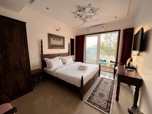 Habitación Deluxe, vistas al lago | Tabla de planchar con plancha y wifi gratis