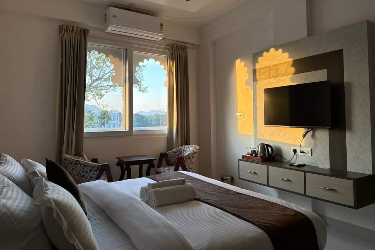 Deluxe Room, Lake View | Iron/ironing board, free WiFi