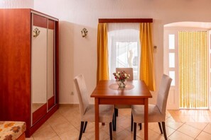 Studio (A3) | Restauration