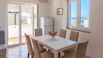 Apartment (A1) | Private kitchen | Fridge, stovetop, electric kettle, cookware/dishes/utensils
