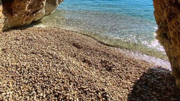 A rocky cave opening to a pebble beach and calm sea. - House Ned (Tucepi)