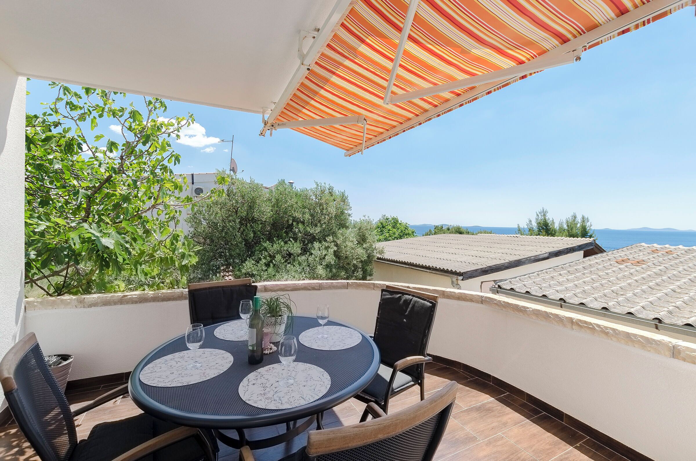 Apartemen (A1) | Tempat makan outdoor