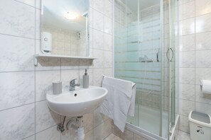 Studio (A1) | Bathroom | Shower - Apartments Andrija (Razanac)