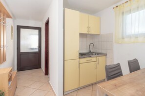 公寓 (A4) | 私人廚房 | 雪櫃、爐具、特濃咖啡機、多士爐