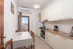 Apartment (A3) | Eigene Küche | Kühlschrank, Herdplatte, Espressomaschine, Toaster