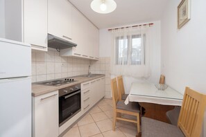 Apartment (A2) | Eigene Küche | Kühlschrank, Herdplatte, Espressomaschine, Toaster