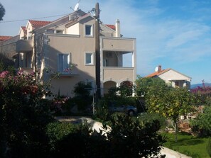 Courtyard - Apartment Orange (Postira)