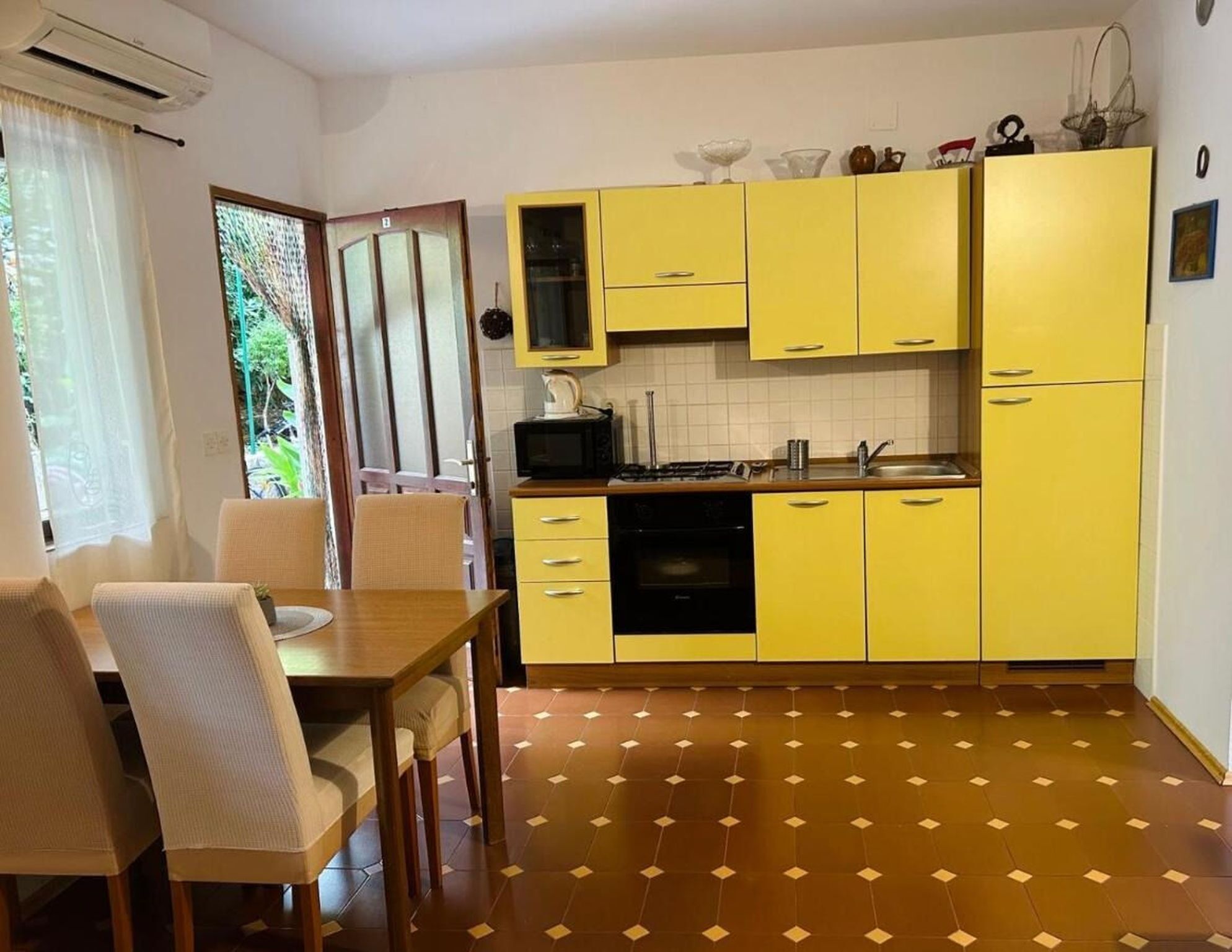 Appartement (A2) | Cuisine privée | Réfrigérateur, four à micro-ondes, un four, surface de cuisson