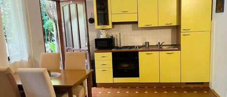 Appartement (A2) | Cuisine privée | Réfrigérateur, four à micro-ondes, un four, surface de cuisson