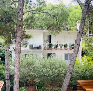 Courtyard - Apartments Matkov (Jelsa)