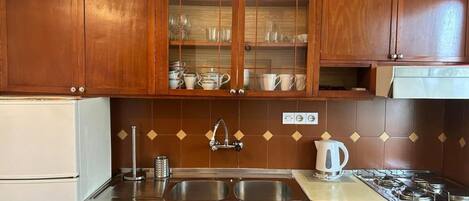 Căn hộ (A1) | Bếp riêng | Tủ lạnh, lò vi sóng, lò nướng, bếp nấu