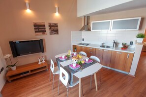 Appartement (A2) | Cuisine privée | Réfrigérateur, surface de cuisson, lave-vaisselle, cafétière à espresso
