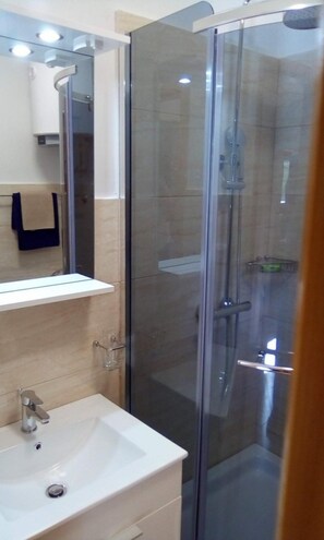 Studio (A3) | Salle de bain | Douche