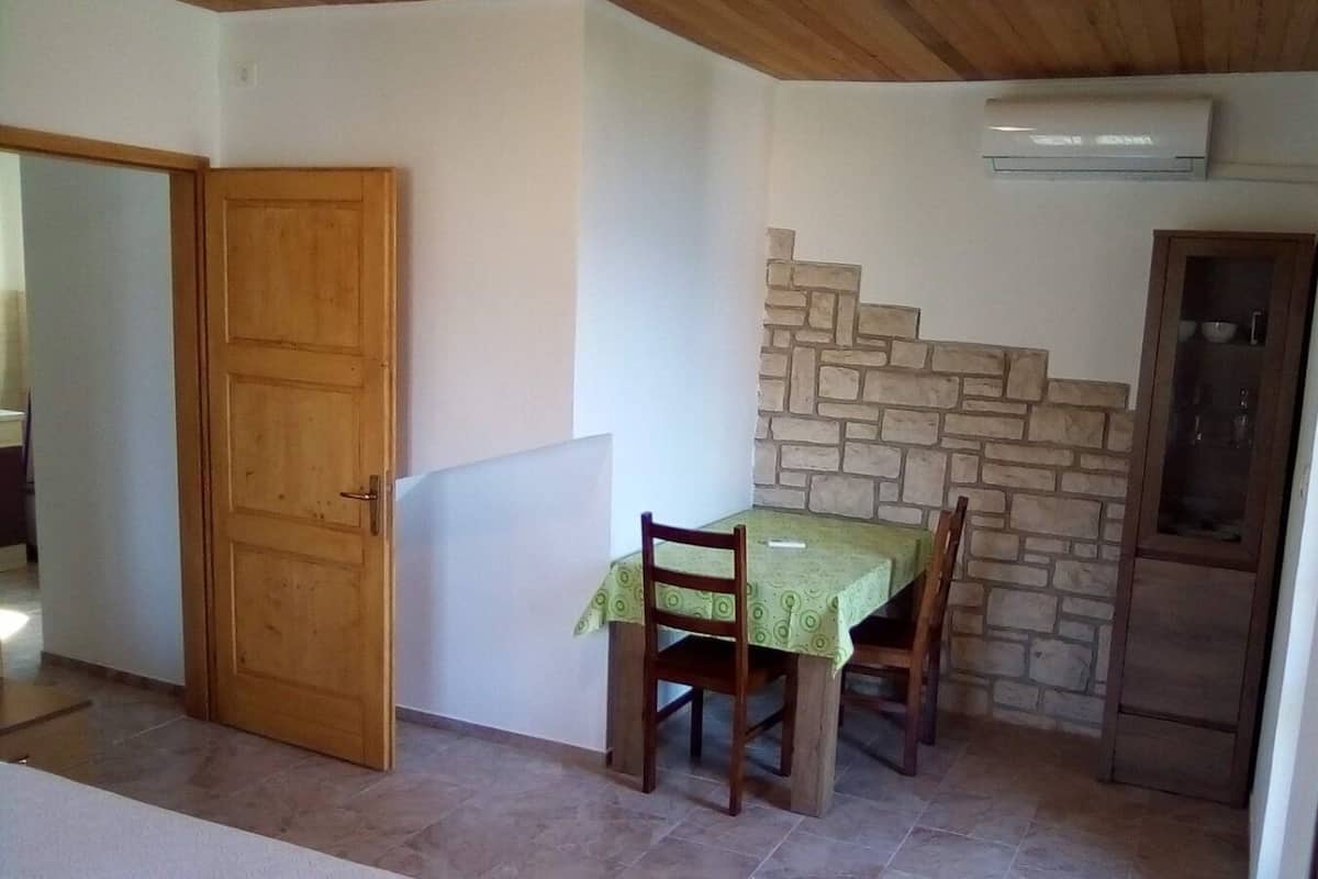 Studio (A3) | Dining