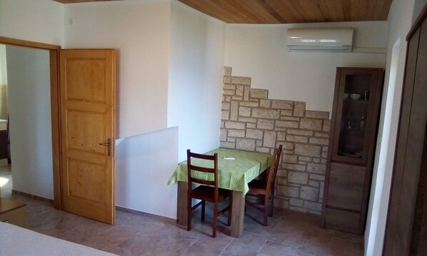 Studio (A3) | Restauration