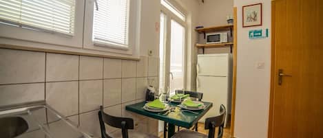 Appartamento (A2) | Cucina privata | Frigorifero, microonde, piano cottura, macchina per caffè espresso