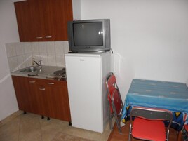 Refrigerador, placa de cocina, utensilios de cocina