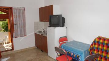 Studio (A1) | Yksityinen keittiö | Jääkaappi, liesi, keittoastiat/astiat/ruokailuvälineet