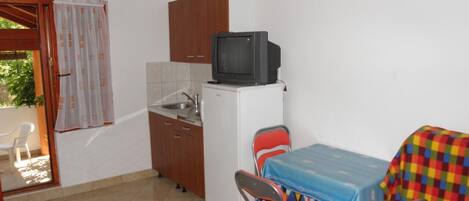 スタジオ (A1) | 専用キッチン | 冷蔵庫、コンロ、調理器具と食器