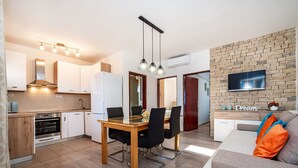 Un appartement moderne comprenant une cuisine, un coin repas et un salon.