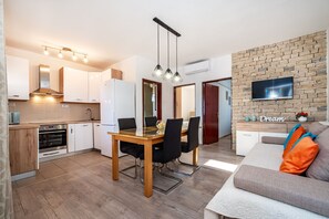 Apartment (A2) | Eigene Küche | Kühlschrank, Mikrowelle, Ofen, Herdplatte