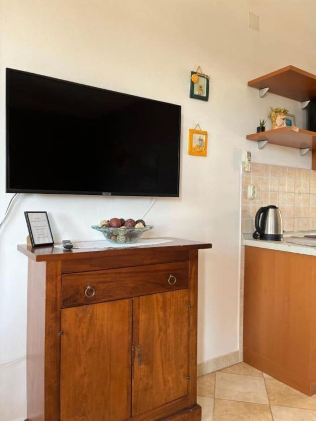 Apartment (A2) | Television