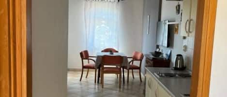 Appartement (A2) | Cuisine privée | Réfrigérateur, plaque de cuisson, machine à expresso