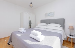 Apartment (A2) | Iron/ironing board, free WiFi - Apartments Marijo (Baska Voda)
