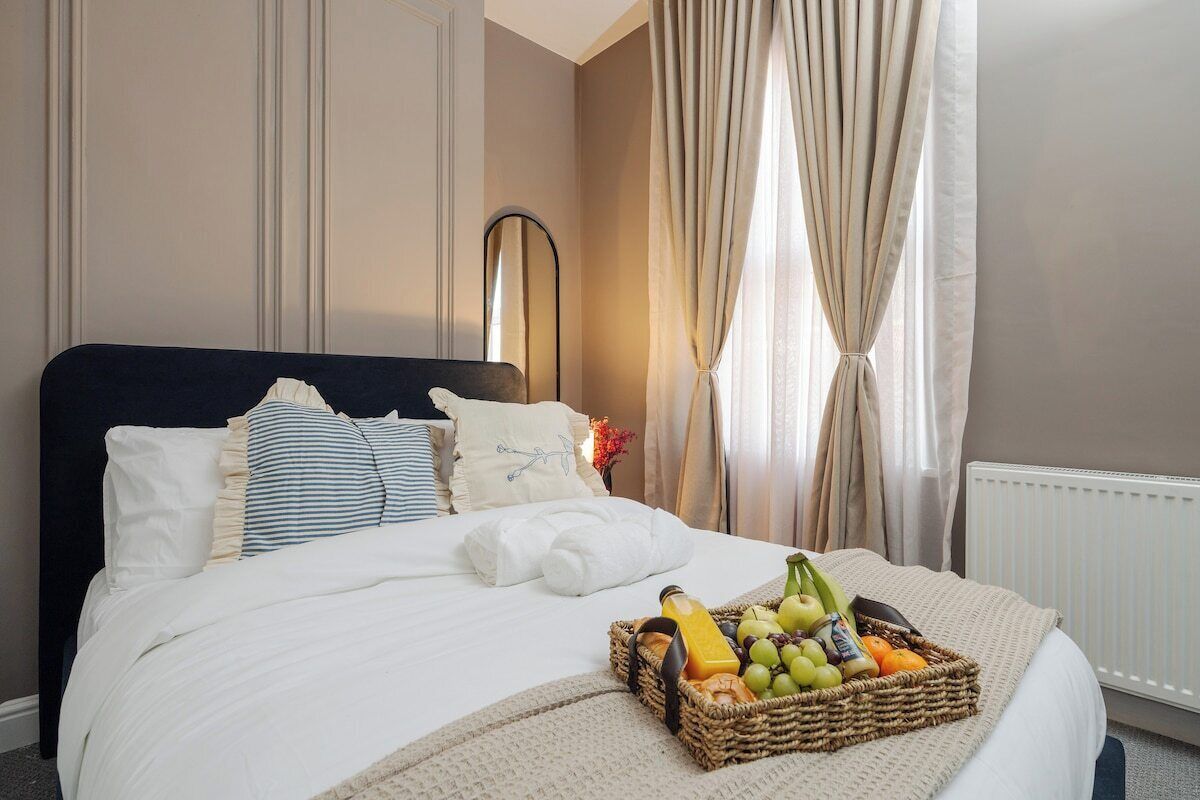 4 bedrooms, desk, iron/ironing board, free WiFi