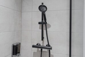 Douche, sèche-cheveux