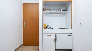 Apartment (A1) | Private kitchen | Fridge, stovetop, cookware/dishes/utensils