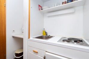 Studio (A2) | Dapur pribadi | Lemari es, kompor, dan peralatan masak/sendok-piring