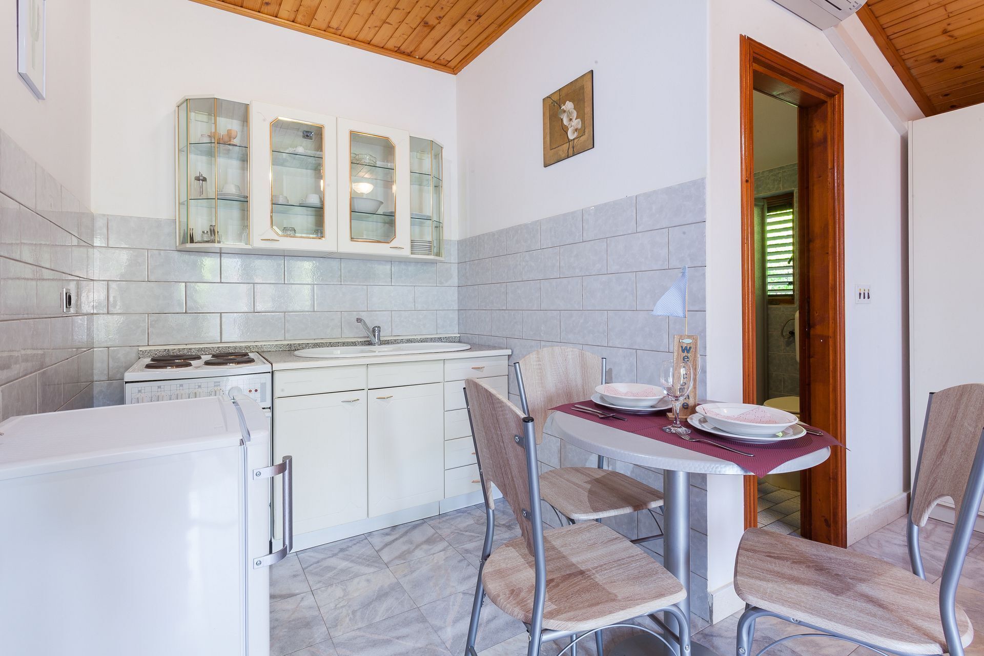 Studio (A2) | Eigene Küche | Kühlschrank, Ofen, Herdplatte, Kochgeschirr/Geschirr/Besteck