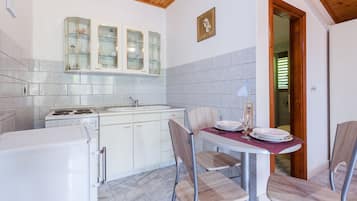 Studio (A2) | Eigene Küche | Kühlschrank, Ofen, Herdplatte, Kochgeschirr/Geschirr/Besteck