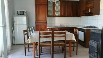 Huoneisto (A1) | Yksityinen keittiö | Jääkaappi, uuni, liesi, keittoastiat/astiat/ruokailuvälineet