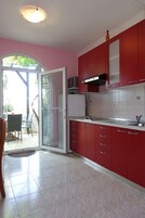 Refrigerador, microondas, placa de cocina, cafetera expreso