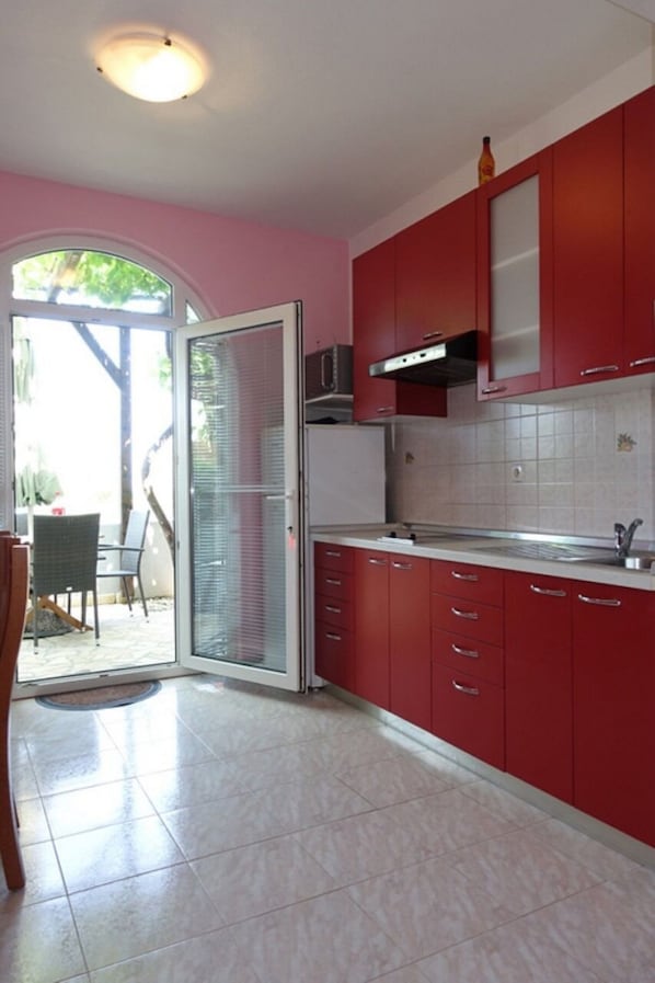 Refrigerador, microondas, placa de cocina, cafetera expreso