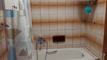 Apartment (A1) | Bathroom | Bathtub
