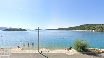 Una spiaggia nelle vicinanze