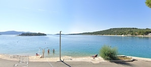 Κοντά στην παραλία